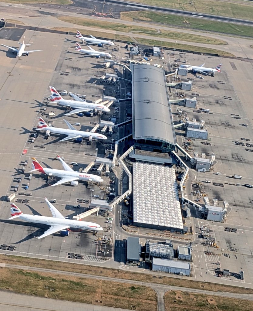 JSS779's tweet image. Morning all! #T5 #Cgates ✈️🍾🥂💋