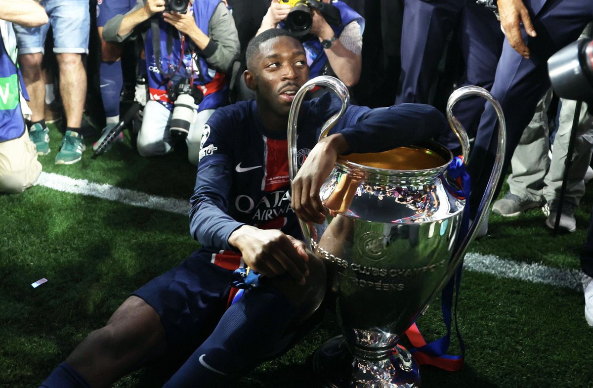 ActuFoot_'s tweet photo. 🚨 𝗢𝗨𝗦𝗠𝗔𝗡𝗘 𝗗𝗘𝗠𝗕𝗘́𝗟𝗘́ 🇫🇷 𝗠𝗘𝗡𝗔𝗖𝗘́ 𝗣𝗔𝗥 𝗟𝗔 𝗗𝗜𝗦𝗣𝗘𝗥𝗦𝗜𝗢𝗡 𝗗𝗘𝗦 𝗩𝗢𝗜𝗫 𝗔𝗨 𝗣𝗦𝗚. ❌🌕

Comme Vinicius 🇧🇷 l’an dernier avec le Real, le Francais pourrait voir ses chances au Ballon d’Or fragilisées par la présence de plusieurs coéquipiers parisiens parmi les 30 nommés (Hakimi 🇲🇦, Vitinha 🇵🇹, Donnarumma 🇮🇹…).

Le PSG ne pousse pas vraiment sa candidature, contrairement à ce que fait le Real avec Mbappé. Une vraie différence dans la course au trophée… 😬

🗞️ @lequipe