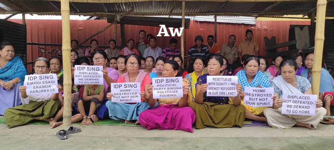 diana_warep's tweet photo. 📍Manipur 
Sit in Protest by the Meitei IDPs 

Image 1) Ibudhou Thangjing Guest House Relief camp, Moirang.
Image 2) Kamakhya Pemton College, Hiyangthang 

🪧 read- 
-Home Destroyed But Not Our Spirit.
-Displaced Not Defeated. We Demand to Go Home
-Resettle With Dignity. We Are Not Refugees in Our Own Land.

When will IDPs live a dignified life?
@RajBhavManipur @HMOIndia
@PMOIndia @NBirenSingh @MaharajaManipur @Bimol_Akoijam