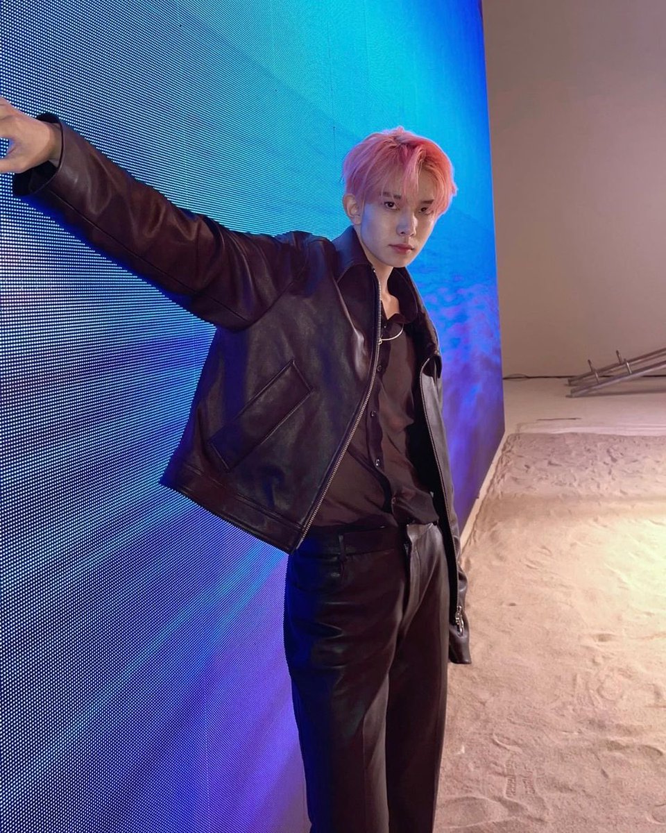 heesevns's tweet photo. he’s trying to seduce me https://t.co/IPsV9ZNBh5