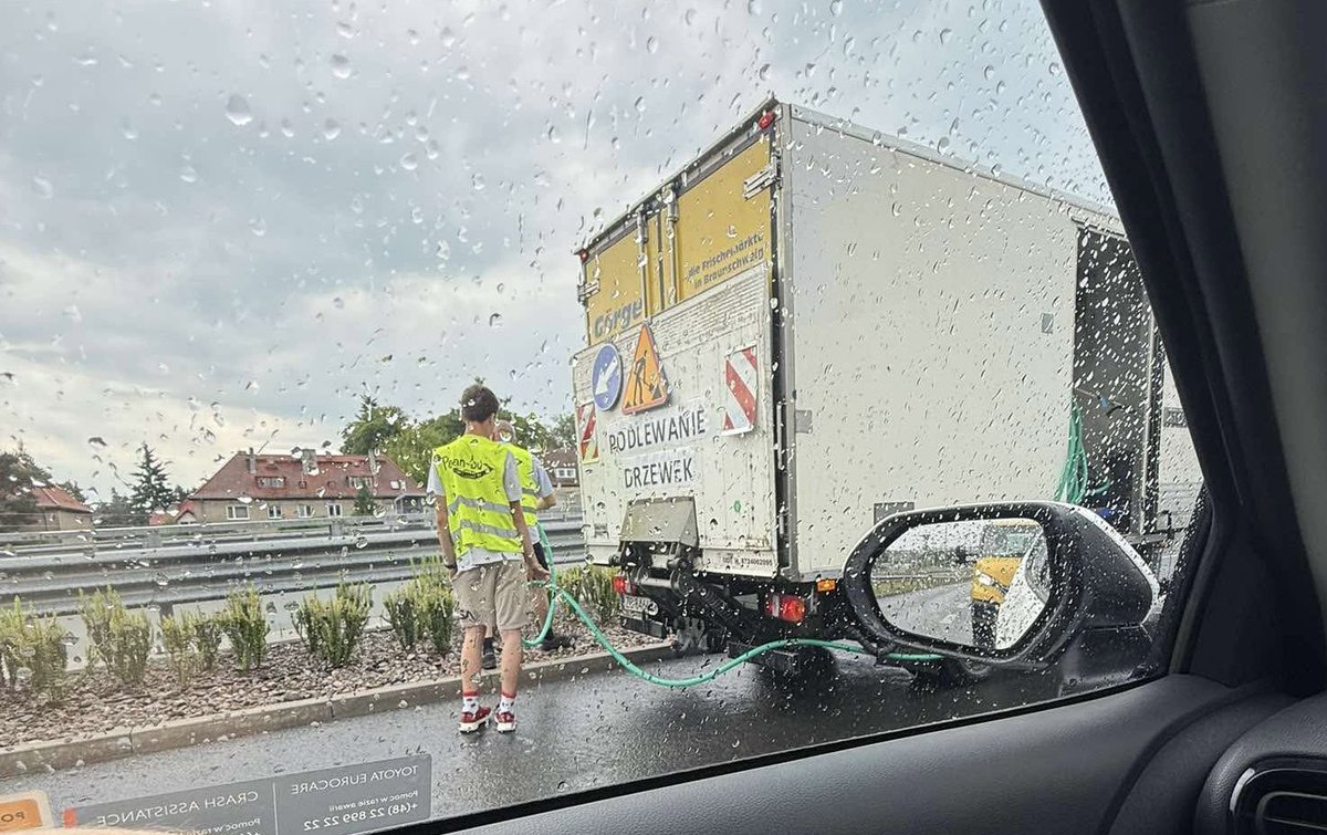 I co z tego, że leje od 6.00, ilość wody wylanej do tej pobranej musi się zgadzać 
Żadnych oszczędności. 👏🏻