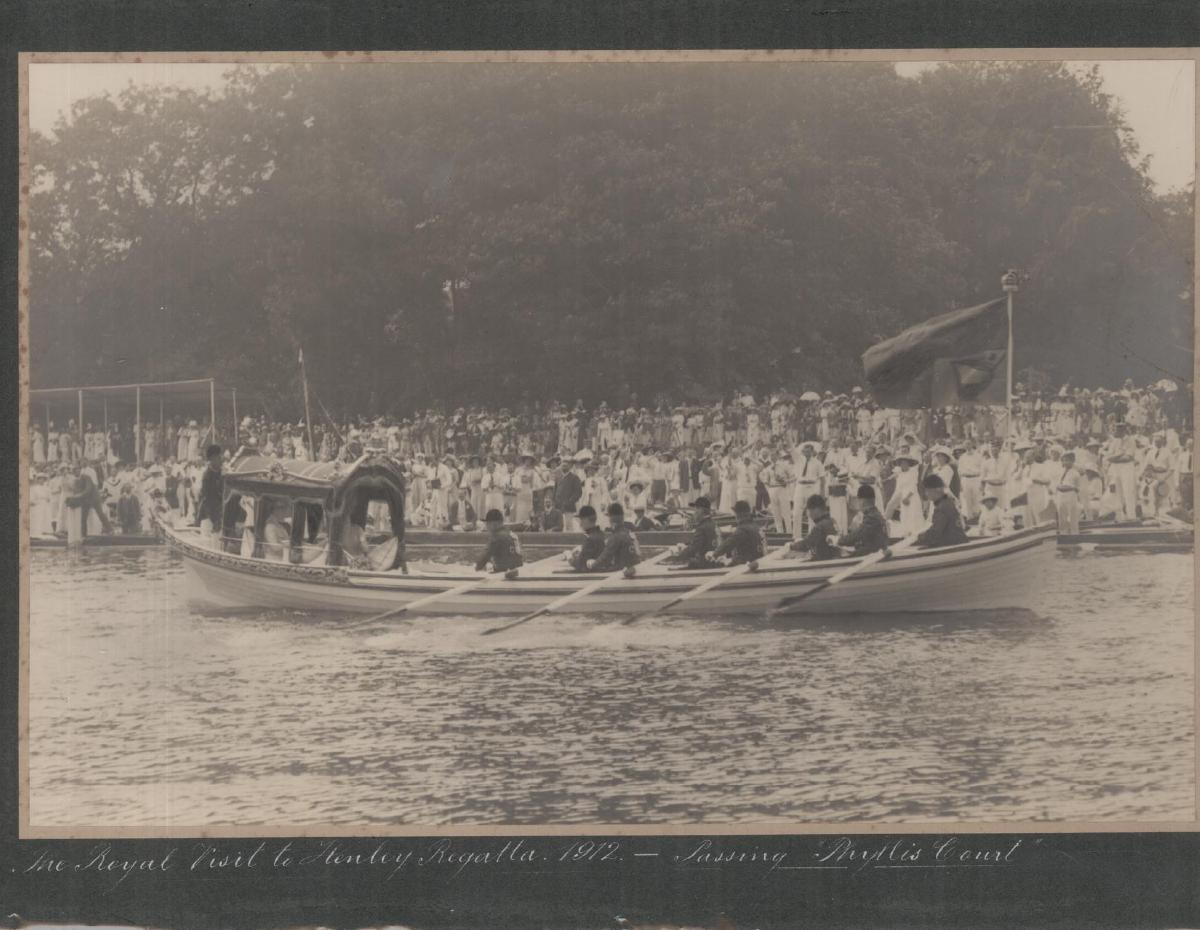 river_rowing's tweet image. Day 3 of @HenleyRegatta and from our collection today, a photograph of the Royal visit to the Regatta in 1912, by HRH Queen Mary, seen here passing Phyllis Court.

#HenleyRoyalRegatta #History #Rowing