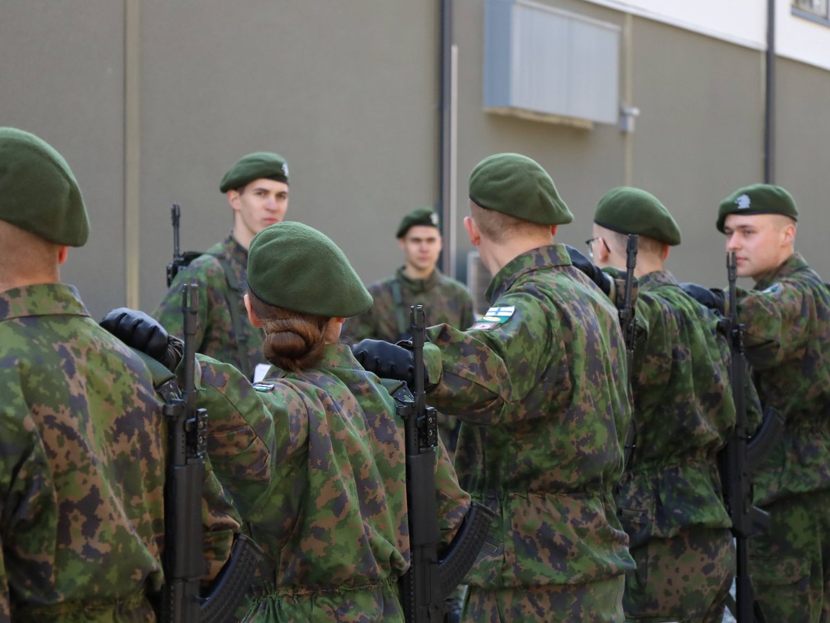 JaakariPR's tweet image. Varusmiesjohtajat vastaavat usein uusien sotilaiden kouluttamisesta sekä osaamisen kehittämisestä. #jääkäriprikaati'ssa meneillään olevalla Koulutustaidon jatkokurssilla (KTJK) varusmiesjohtajat kehittävät omaa osaamistaan.
#maavoimat #johtajakoulutus #asevelvollisuus