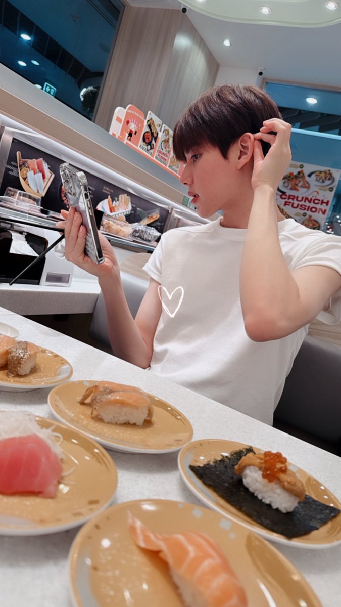 Michaellhor's tweet photo. มีคนชอบกินซูชิ 🍣 https://t.co/Vj0X2ehTqU