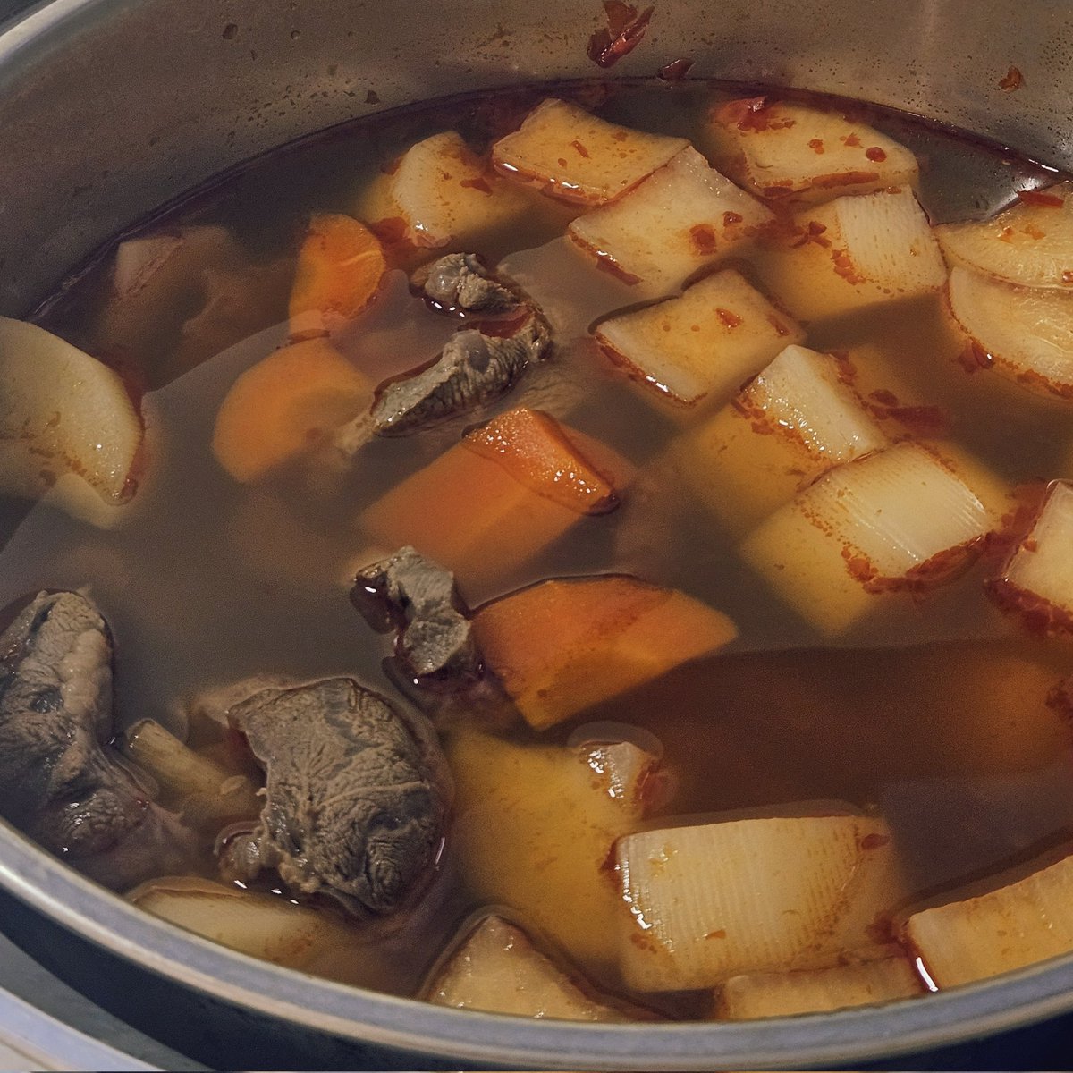 獨居就是，把這些年老媽煮給我的媽媽味一個一個學起來自己煮的過程。

紅燒牛肉湯！