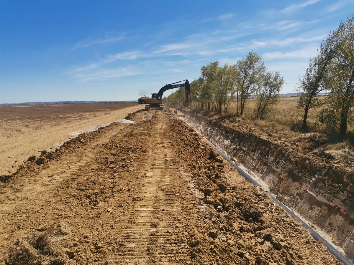 En la laguna de El Hoyo #Palencia, hemos instalado una tubería de alimentación lo que permitirá acelerar el llenado de la laguna y utilizar el agua de manera más eficiente #MRR-EN-PA-005/23 de mejora hidráulica e inundabilidad #FondosEuropeos #NextGenerationEU