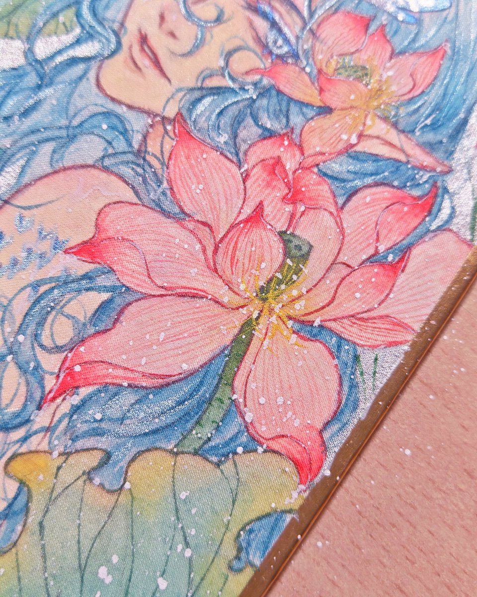 出浴小龙
好久没画过水彩复健一下，这次是在绢上画的，还挺不错 ，跟水彩纸有不一样的感觉 ，用了很多珠光颜料，不过也只能拍照看看了
#藕饼 #Oubing