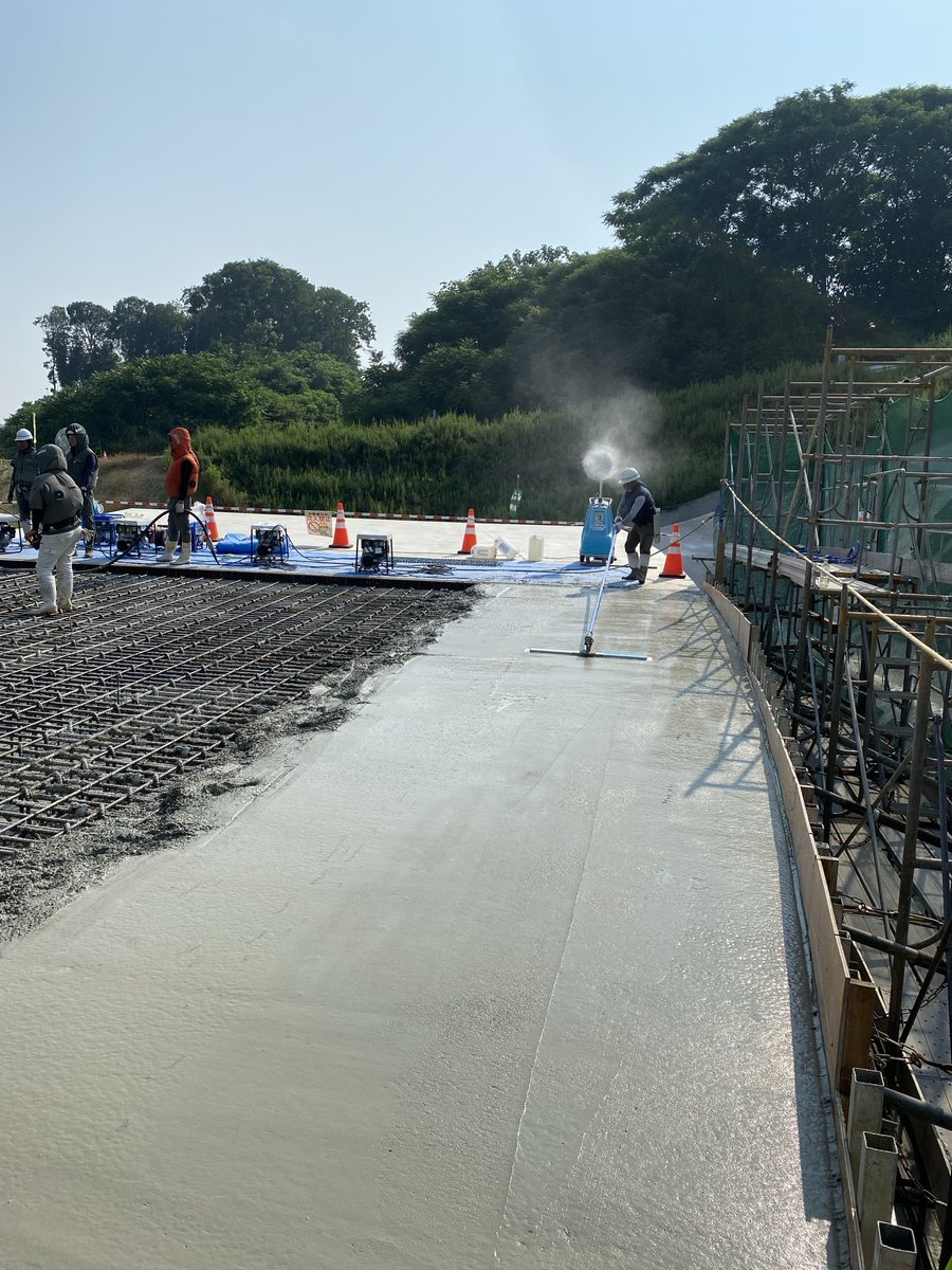 本工事ラスト2のコンクリート打設
炎天下の中、熱中症対策を万全にして施工中です。

2週間後にラストのコンクリート打設を予定しています。