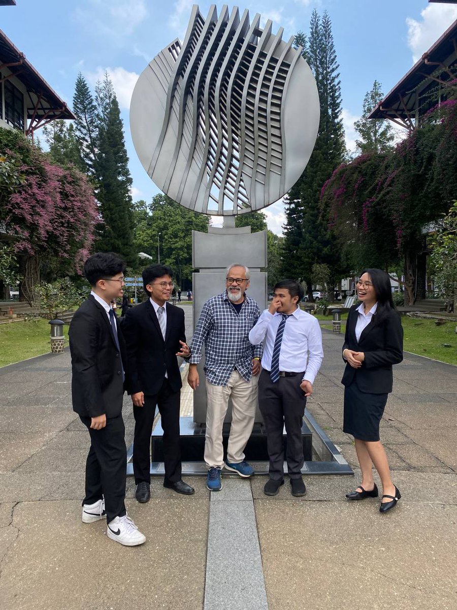 rahard's tweet photo. my students after defending their final projects (tugas akhir)
#STEI #ITB https://t.co/fK5EX0ZEYU