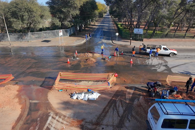 ConstructionSfy's tweet image. Ageing asbestos cement water pipeline being replaced in Oudtshoorn tinyurl.com/22qkzc6r
#ConstructionSafety #RoadSafety #Infrastructure @Oudtmun