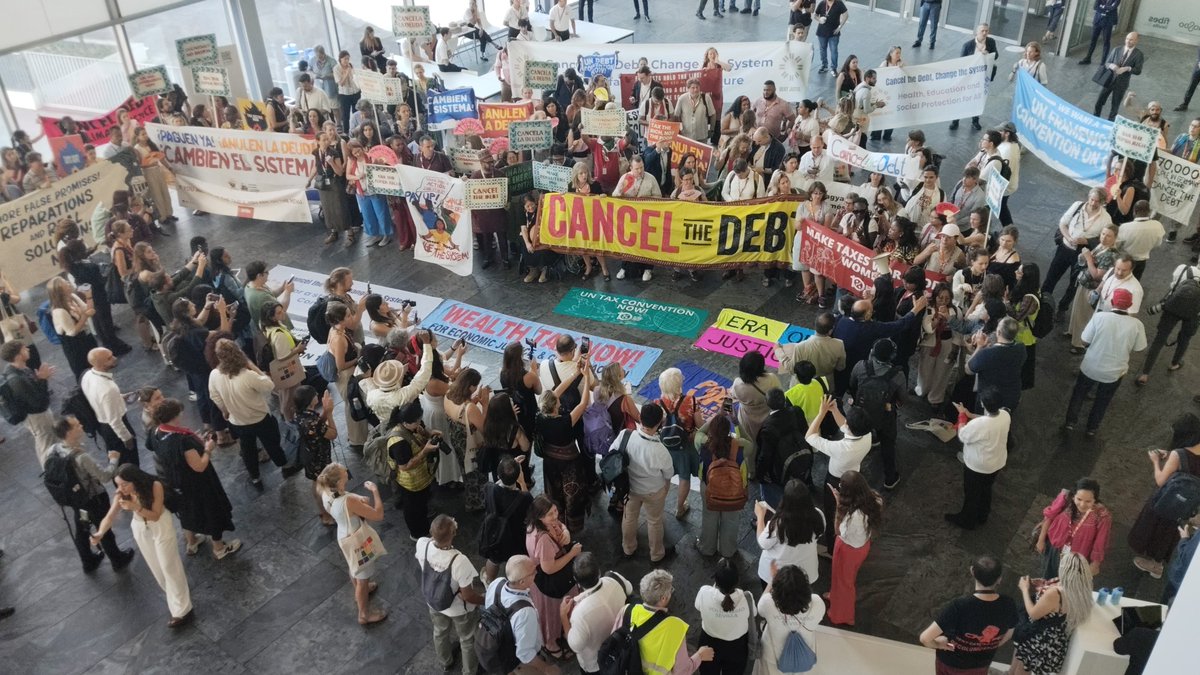 Hoy, desde la sociedad civil en #FFD4, irrumpimos simbólicamente la dinámica oficial para alzar una voz crítica y urgente: ¡la crisis de la deuda no puede seguir ignorándose! Exigimos diálogo real, justicia financiera y una arquitectura que escuche a los pueblos.
#DebtJustice