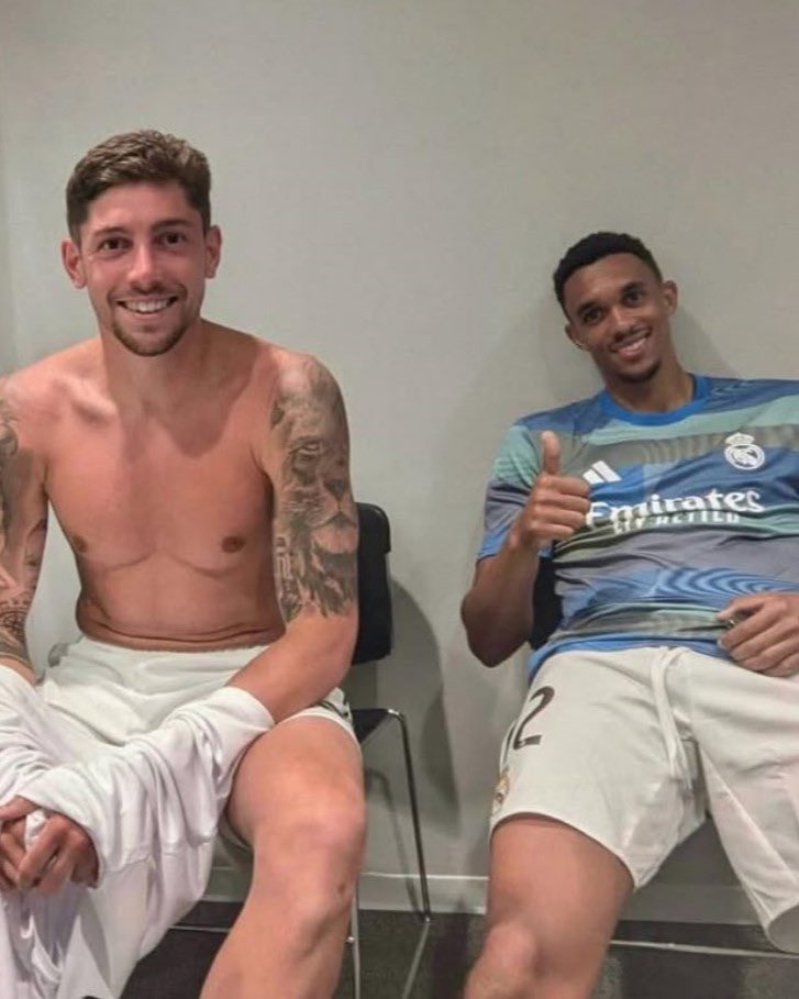SeputarMadrid's tweet photo. Fede Valverde dan Trent Alexander-Arnold setelah dipilih secara acak oleh FIFA untuk menjalani pemeriksaan anti-doping kemarin. 😅👍 https://t.co/vrNlACcLnR