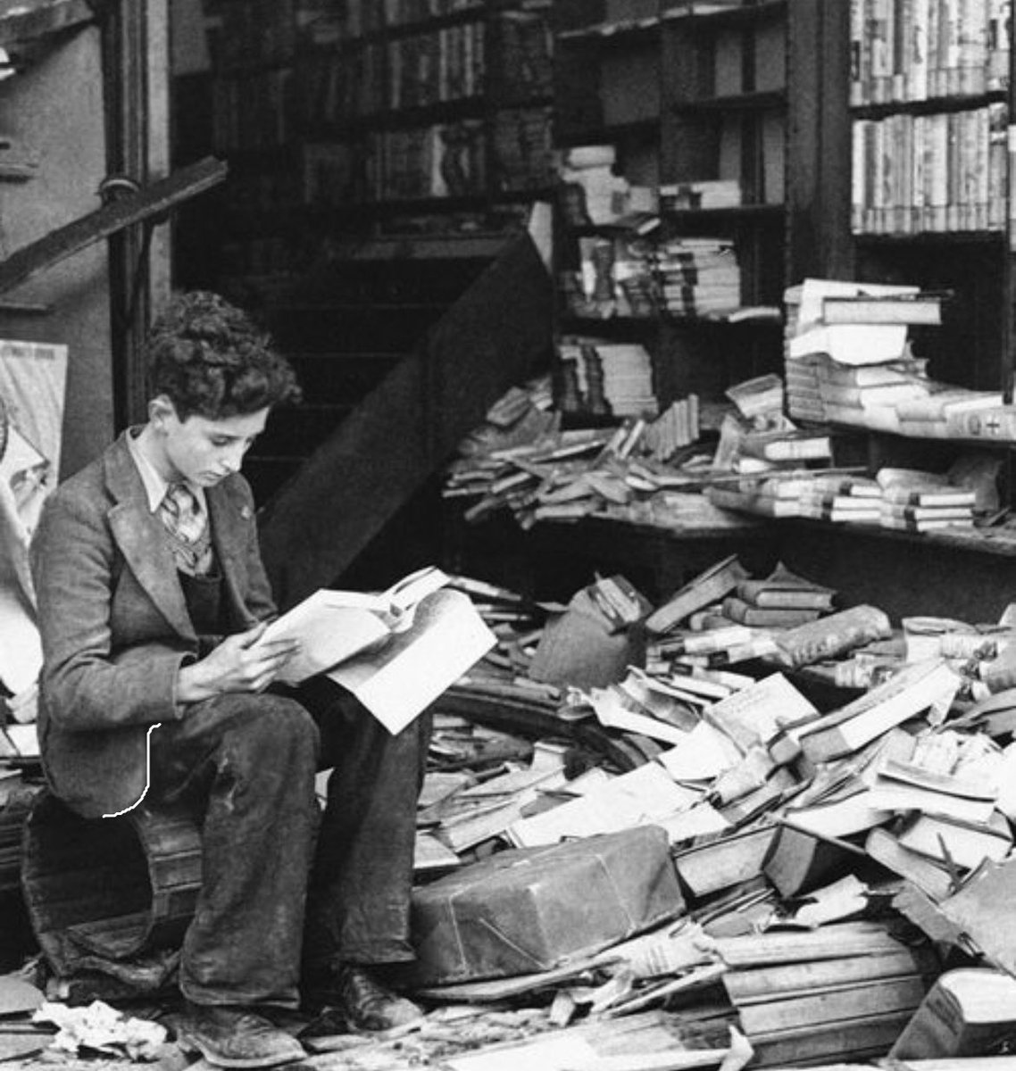 I libri sono pieni della parole dei saggi, degli esempi degli antichi, delle leggi, della religione. Vivono, discorrono, parlano con noi, ci ammaestrano, ci consolano, ci fanno presenti ponendole sotto gli occhi cose remotissime dalla nostra memoria.
Giovanni Bessarione 1403-1472