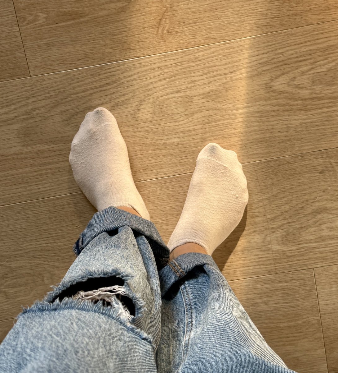 HiddenQueenFeet's tweet photo. Something’s coming.
Just a glimpse — and I’m gone.

#MorningLight #FeetInJeans #CozyVibes #BarefootInDenim #MysteriousMood #OnTheGo #FeetLovers #SocksToBare #DenimAndSkin #FootFocus https://t.co/Ma2CQ3ZMqm