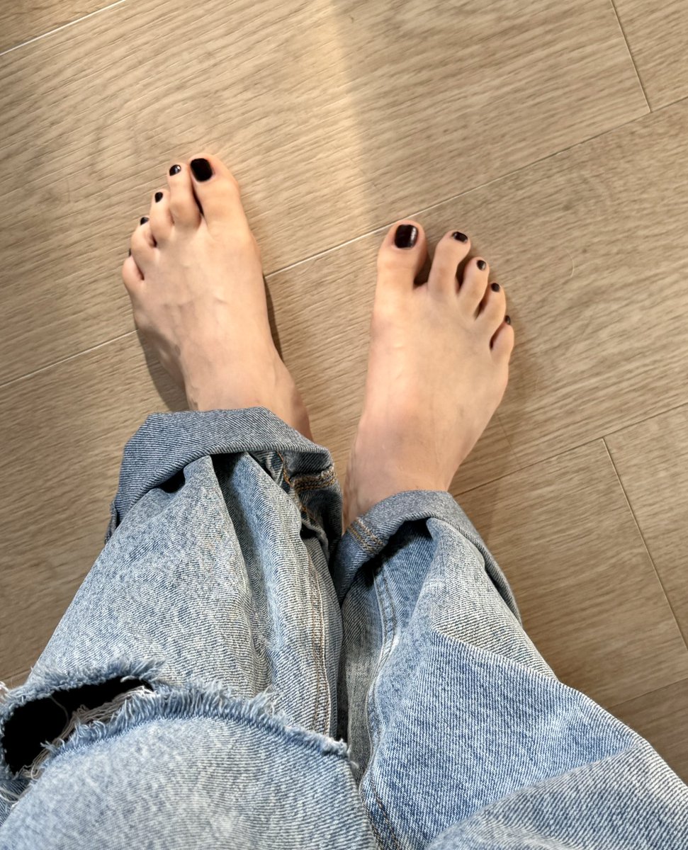 HiddenQueenFeet's tweet photo. Something’s coming.
Just a glimpse — and I’m gone.

#MorningLight #FeetInJeans #CozyVibes #BarefootInDenim #MysteriousMood #OnTheGo #FeetLovers #SocksToBare #DenimAndSkin #FootFocus https://t.co/Ma2CQ3ZMqm