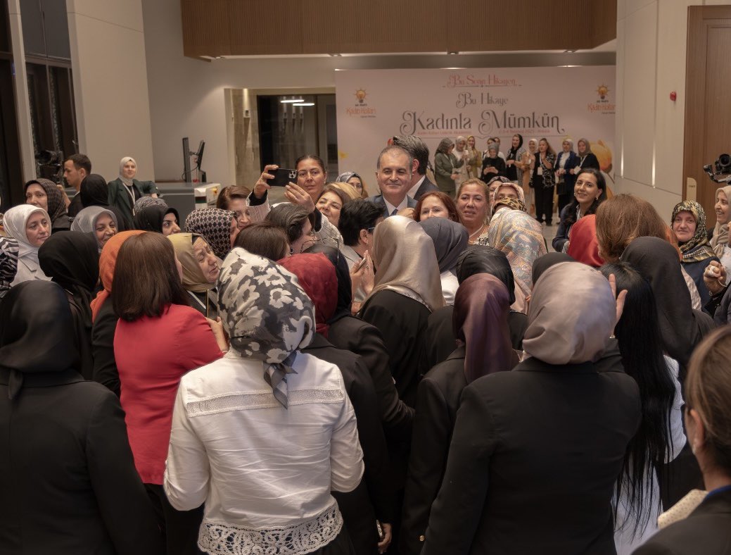 Ömer Çelik (@omerrcelik) on Twitter photo Kadın Kolları Liderlik Akademisi Programı’nda, Genel Merkez Kadın Kolları Başkanımız Sn <a href="/tugbaisikercan/">Tuğba IŞIK ERCAN</a>, Grup Başkanvekilimiz Sn <a href="/AvOzlemZengin/">Av. Özlem Zengin 🇹🇷</a> ve İstanbul Milletvekilimiz Sn <a href="/RumeysaKadak/">Rumeysa Kadak</a> ile birlikte 81 İl Kadın Kolları ve 922 İlçe Kadın Kolları Başkanlarımızla bir araya Kadın Kolları Liderlik Akademisi Programı’nda, Genel Merkez Kadın Kolları Başkanımız Sn <a href="/tugbaisikercan/">Tuğba IŞIK ERCAN</a>, Grup Başkanvekilimiz Sn <a href="/AvOzlemZengin/">Av. Özlem Zengin 🇹🇷</a> ve İstanbul Milletvekilimiz Sn <a href="/RumeysaKadak/">Rumeysa Kadak</a> ile birlikte 81 İl Kadın Kolları ve 922 İlçe Kadın Kolları Başkanlarımızla bir araya