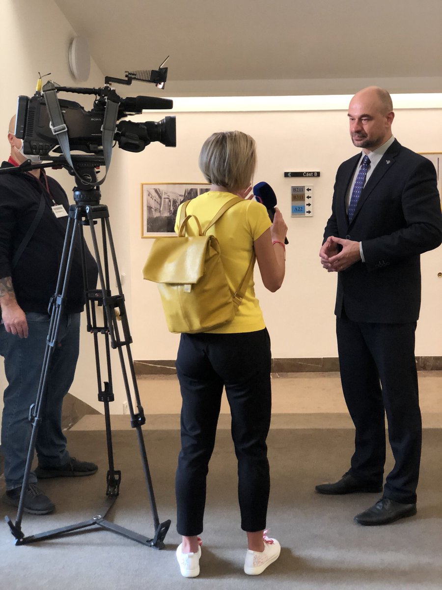 Tady nejde o žádnou technikálii z Bruselu. Tady jde o vás.

Sedíte doma, topíte plynem, v autě čtvrt nádrže, děti chtějí jet na kroužek, složenky leží na stole. A v televizi politici suverénně mluví o ETS2. Další zkratka, kterou nikdo nevysvětlí, které nikdo nevěnuje větší