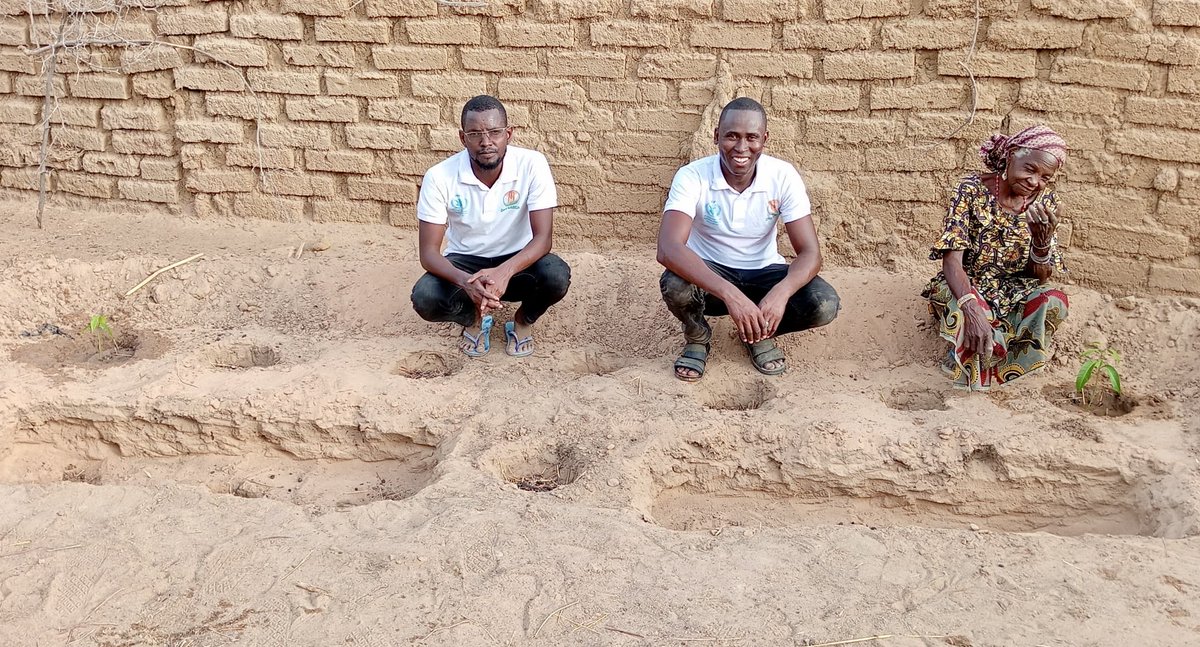 WFP_Niger's tweet image. La sécurité alimentaire commence à la maison🏡🌱.
À Bani et Kamoune dans la région de Maradi, @WFP_Niger fournit les outils aux communautés pour faciliter la mise en place de jardins de case afin de leur permettre de produire pour mieux nourrir leurs familles.
#ChangezDesVies