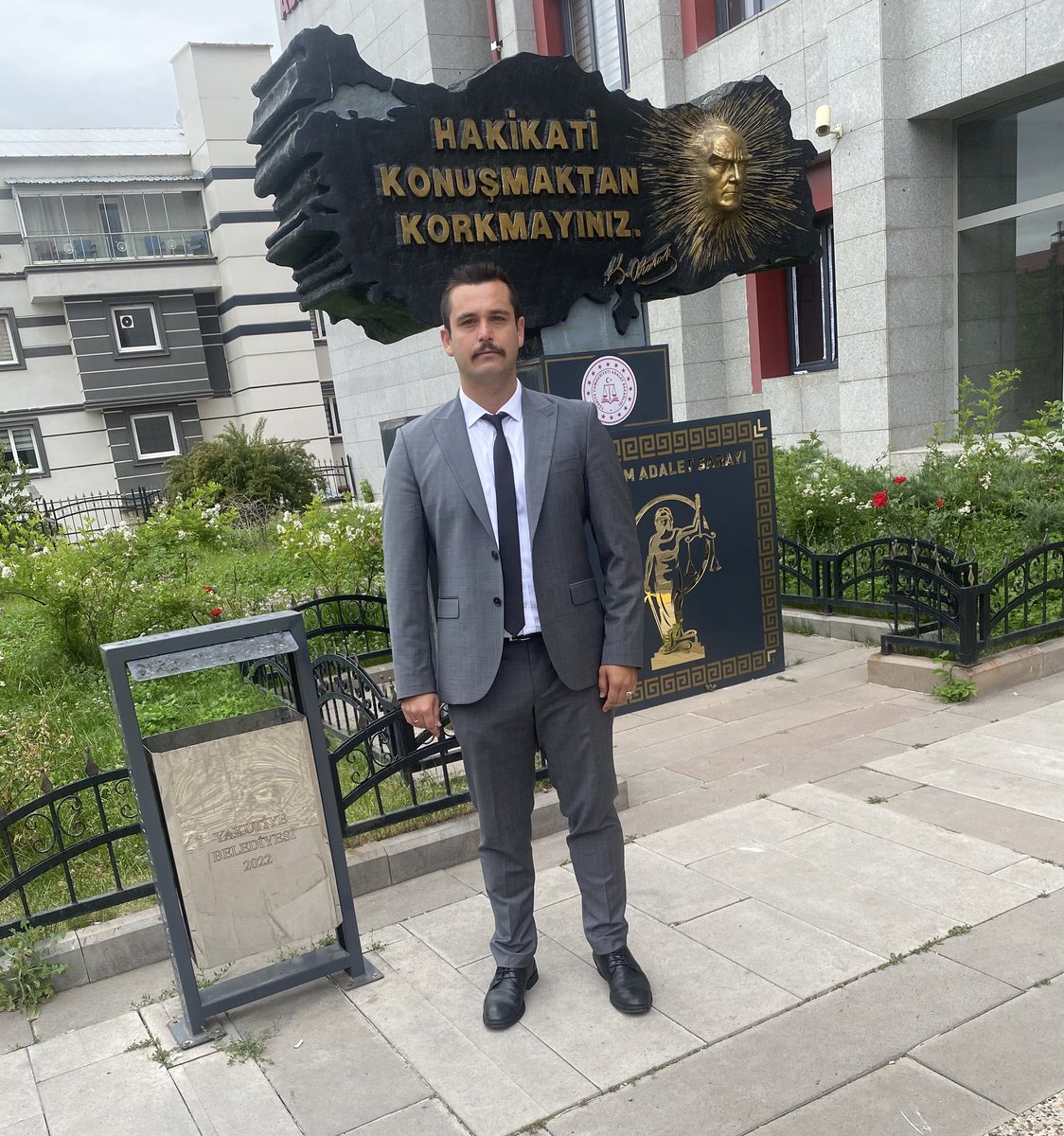 Atatürk’ün Erzurum’a ayak bastığı 3 Temmuz gününde Erzurum’da Mehmetçik katili şeyh sait’e hakaretten ceza aldım. Anladım ki biz Türkler bu ülkenin gurbetçileriyiz. Vatanın değil belki ama devletin gurbetçileriyiz.