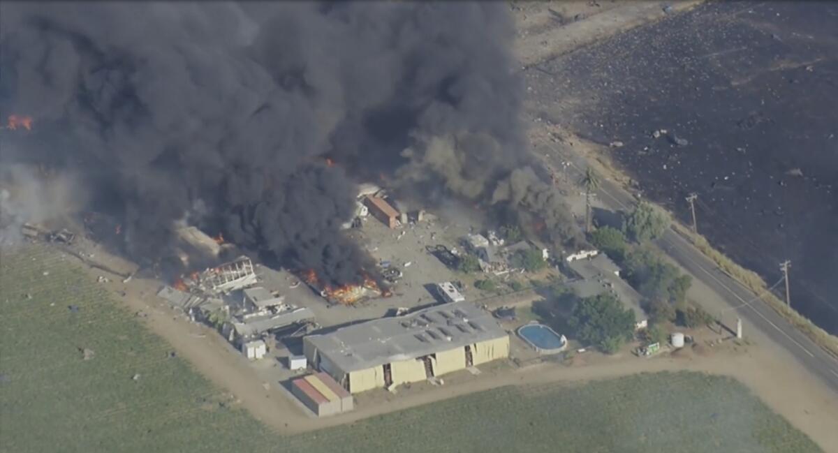 Kuna__fr's tweet image. #Californie : Une #explosion dans un entrepôt de feux d’artifice fait deux blessés et au moins sept disparus ow.ly/ytm330sNMbs
