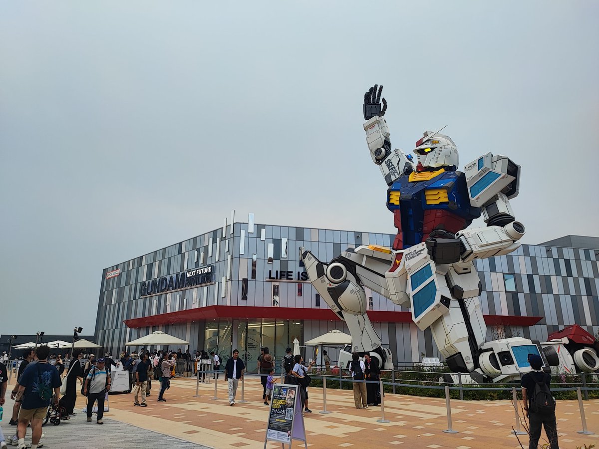 sironeco7's tweet photo. イタリア館横でアランチーニとピンサを食べたら銀座の店だったよ。食べたあと近くでアニメフードフェスを見つけたよ晩いくかな。謎の白いガンダム像もあった! https://t.co/B9ZR2nKZmH