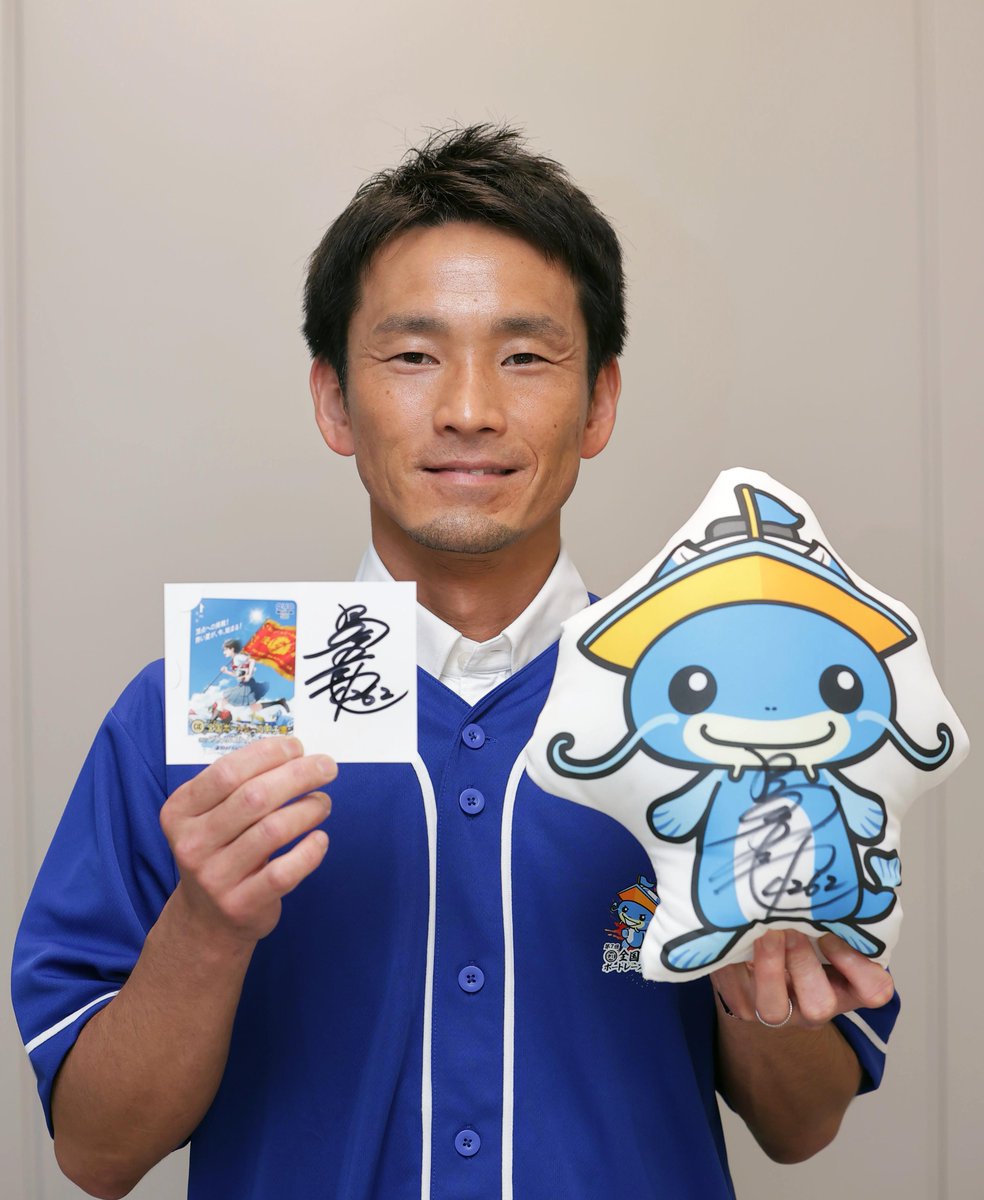 hochi_boatrace's tweet photo. 8日開幕⚾️ ＃全国ボートレース甲子園 に京都府代表として出場する ＃馬場貴也 選手がスポーツ報知大阪にご来社🤩
深紅の大優勝旗を目指して💪
馬場選手サイン入り大会オリジナル ＃クオカード を5名に ＃プレゼント 🎁
1名にはサイン入り「ビナちゃん」クッションをセットで🎁

🛥️応募方法🛥️
✅このアカウントをフォロー
✅この投稿をリポスト

🌹馬場選手への応援メッセージもお待ちしています

🔶7月8日14時締め切り
🔶当選者にはDMで通知

下記要項をご確認の上、ご応募ください
https://t.co/Lrvqm4qWHV

＃プレゼント　＃ボートレースびわこ　＃ボートレース甲子園