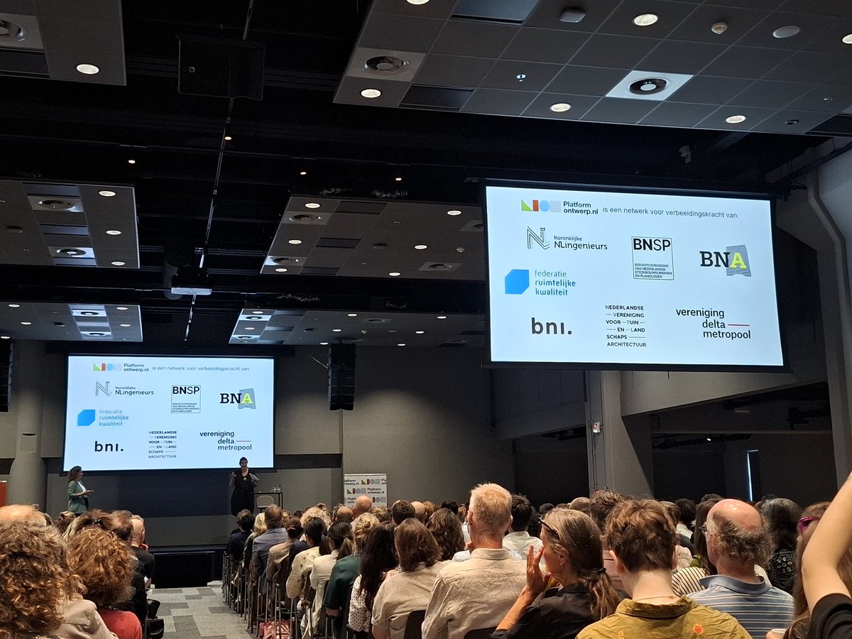 De Dag van de Ontwerpkracht is gestart in Den Haag! Mooi om hier meer dan 500 mensen te ontmoeten die interesse hebben voor het ontwerp van de fysieke leefomgeving. #dvdo25