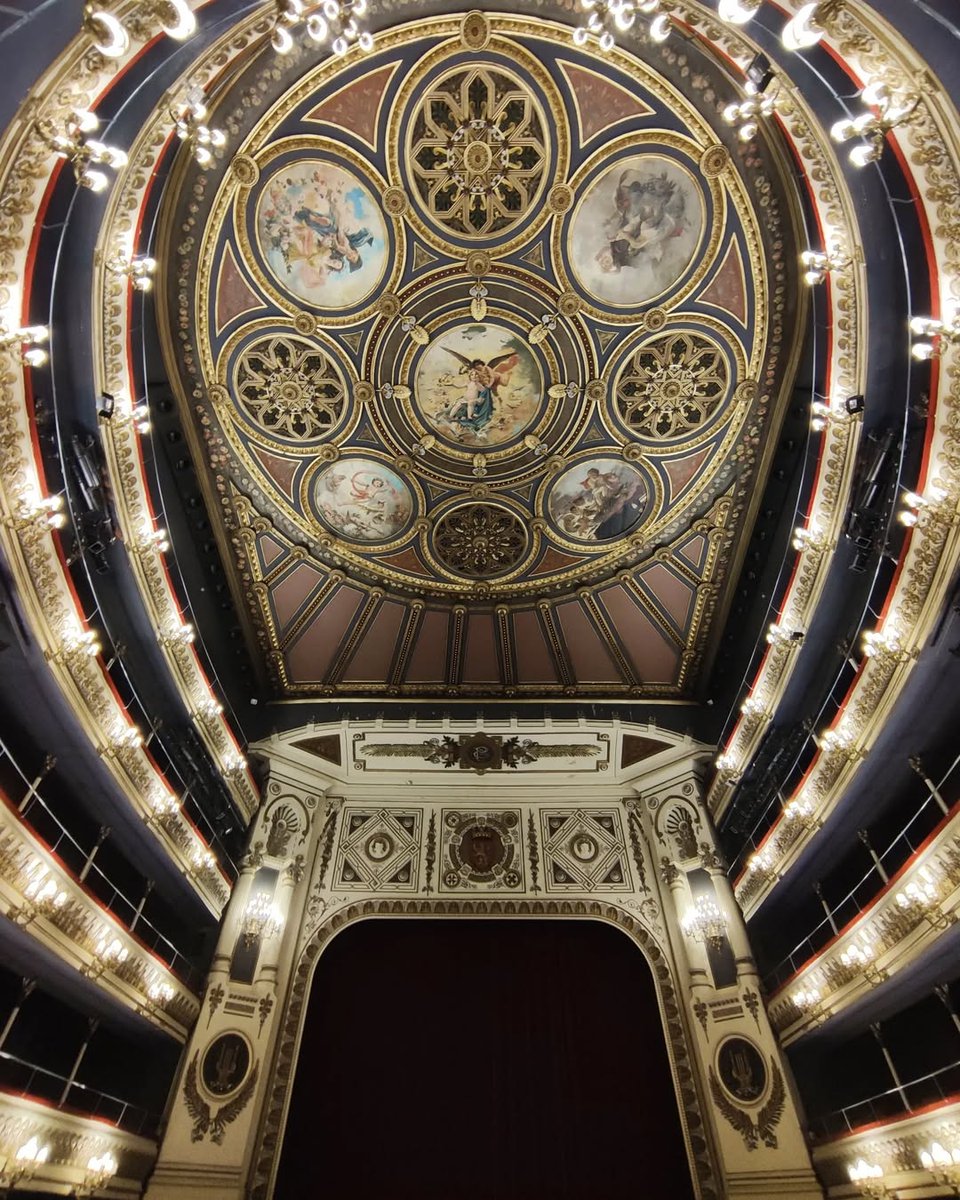 El Teatro Principal de #Zaragoza es un refugio para amantes de la cultura y las artes escénicas🎭

Su sala de butacas mantiene la estructura original de 1799, año de la inauguración del actual teatro, que vino a sustituir al incendiado en 1778🏗️

📸IG sergioski1982

#ZGZtequiere