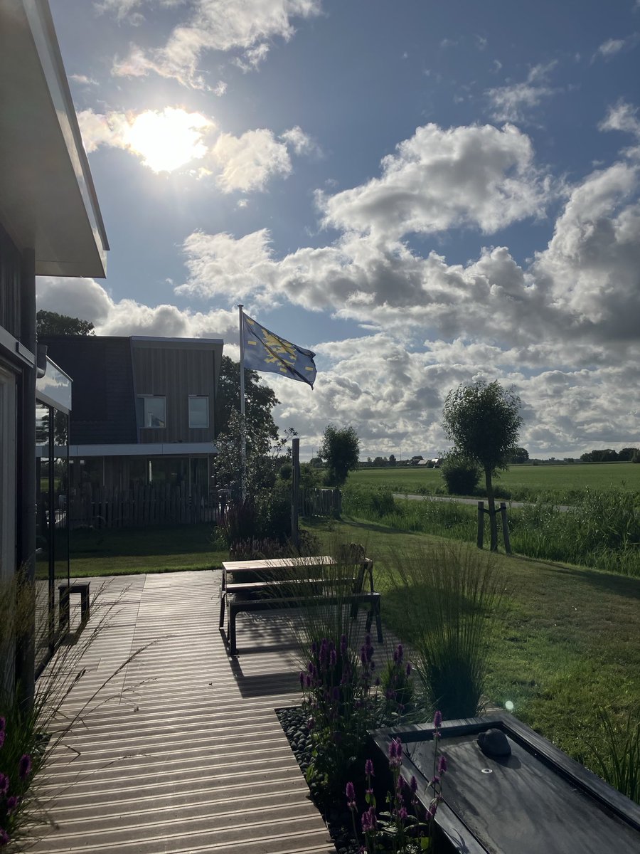 Start Westfriese optocht in Schagen. De Westfriese vlag  op het Haringhuizerhof in top.