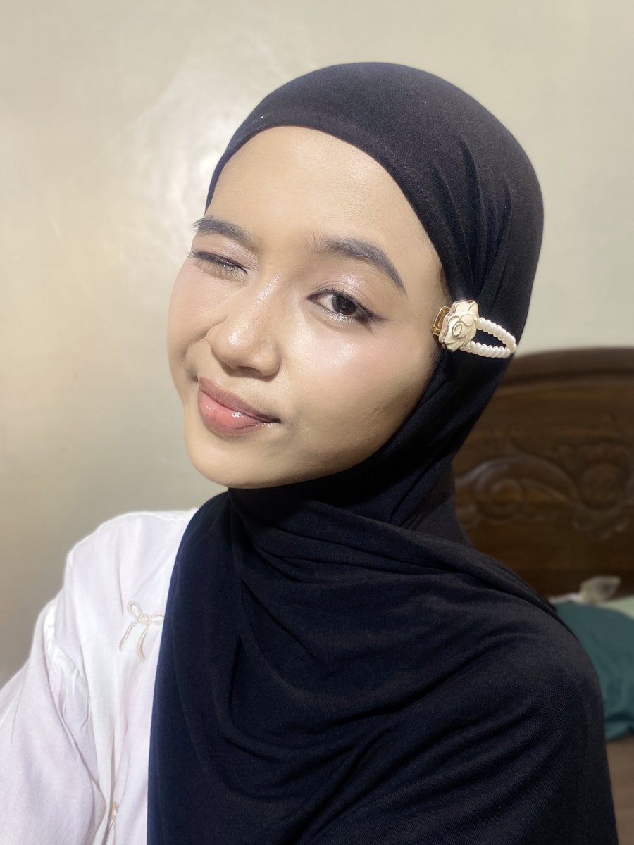 [tutorial anti ribet] korean makeup yang SOFT NATURAL bagus irl dan camera.. kali ini eye makeup nya gak ribet

• a thread with video •