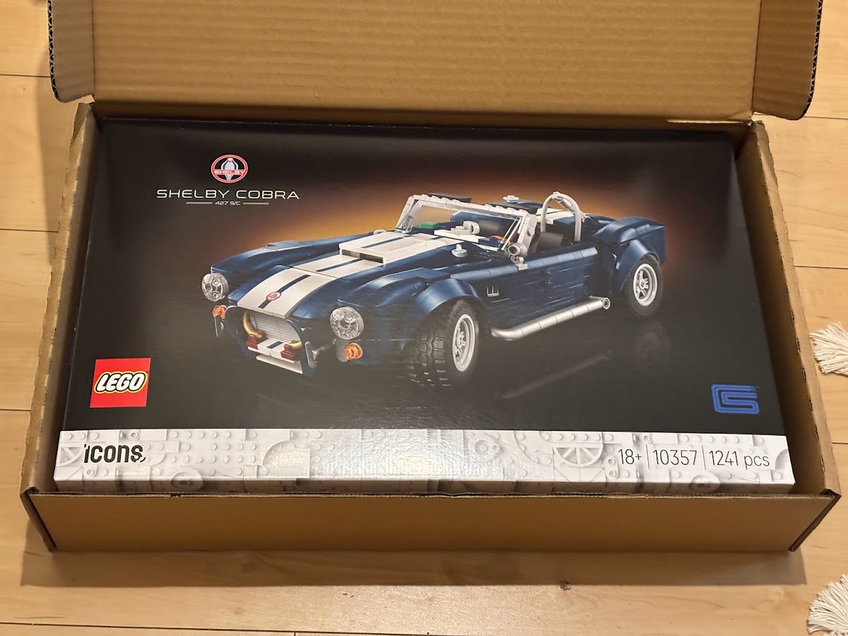 CyanMolds's tweet image. 待ちに待ったレゴのShelby Cobra 427が届いた！
カタツムリのおまけつき🐌
#レゴ