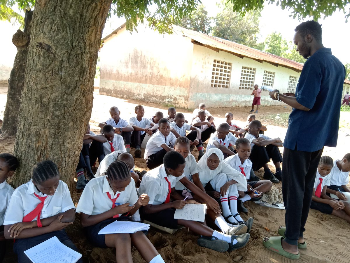 What an incredible day of community building! The Africa for SDGs Pwani University Chapter was at Kiwandani Primary School, where they successfully trained 42 eager pupils in the first topic of their Agile entrepreneurship program: "Introduction to Entrepreneurship."