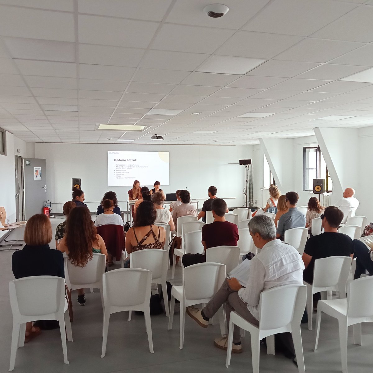 Alaia Cachenaut eta <a href="/alberjini/">Maddi Alberdi</a> ikerlariek #MugiMuga ikerketa proiektuaren berri eman dute.

Behin-behineko ondoko ondorioak aletu dituzte:

➡️Politizazioa, militantzia, feminismoa, abertzaletasuna, hizkuntza, muga eta bestetasuna

#UIK #UdaIkastaroa