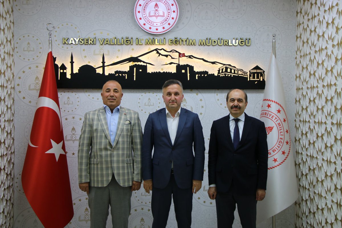 Erciyes Üniversitesi Hukuk Fakültesi Anabilim/Bilim Dalı Başkanı Prof. Dr. Murat Doğan ve Ziraat Yüksek Mühendisi Müslüm Yücel, İl Millî Eğitim Müdürümüz Coşkun Esen’i makamında ziyaret etti.

Gerçekleşen nezaket ziyaretinde, eğitim alanındaki iş birliği imkânları ve kurumlar
