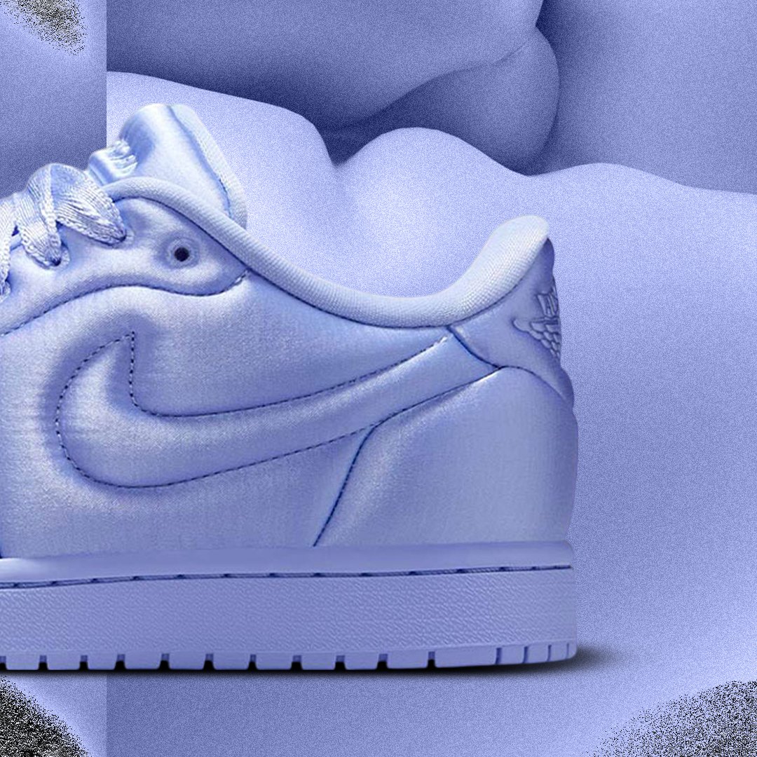 The latest in our Method of Make series helps you take your 'fit beyond the norm. The monochromatic design is colour matched throughout, from the laces to the outsole. Plus, silky satin makes for a unique take on the iconic AJ1.

Jordan 1 Low Method of Make Aluminum Sneaker in