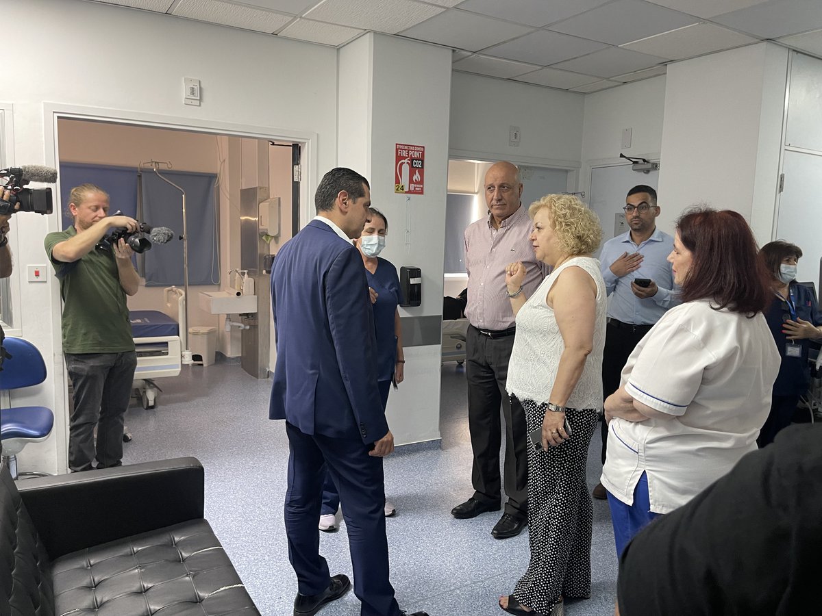 MinHealthCY's tweet image. Πετυχαίνει τους στόχους του το πιλοτικό πρόγραμμα λειτουργίας των Ιατρείων Ταχείας Διακίνησης.
Ο Υπουργός Υγείας @MichaelDamianos επισκέφθηκε χθες το Ιατρείο Ταχείας Διακίνησης του Γ.Ν. Πάφου, ένα μήνα μετά την πιλοτική λειτουργία του.
📌tinyurl.com/yd39thbr