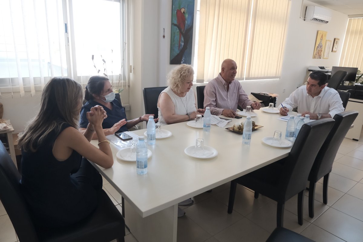 MinHealthCY's tweet image. Πετυχαίνει τους στόχους του το πιλοτικό πρόγραμμα λειτουργίας των Ιατρείων Ταχείας Διακίνησης.
Ο Υπουργός Υγείας @MichaelDamianos επισκέφθηκε χθες το Ιατρείο Ταχείας Διακίνησης του Γ.Ν. Πάφου, ένα μήνα μετά την πιλοτική λειτουργία του.
📌tinyurl.com/yd39thbr