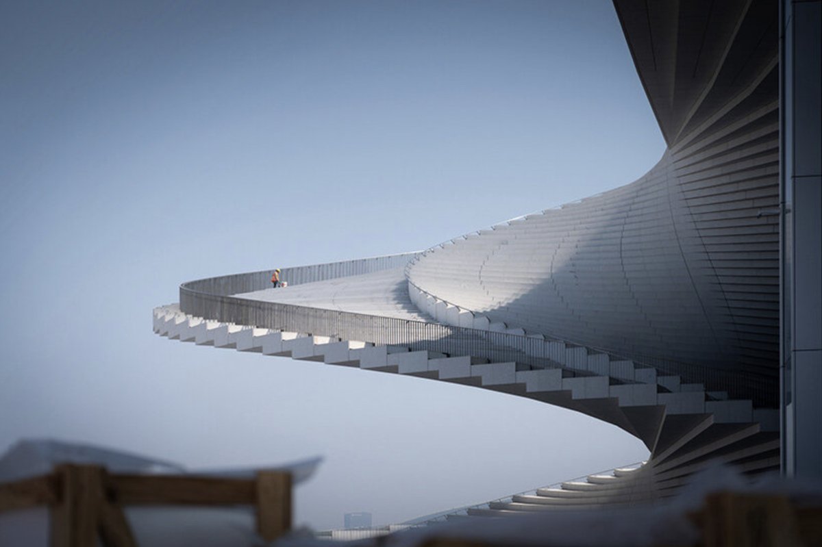 ⋰#Archi News⋱ 🏛 
À Shanghai, l'opéra selon <a href="/snohetta/">Snøhetta</a> prend forme comme un éventail géant déployé sur le fleuve. Toit-promenade et monumental. Entre danse figée et espace civique, une architecture qui joue la ville autant que la scène.
━ <a href="/designboom/">designboom</a> 
━ designboom.com/architecture/f…