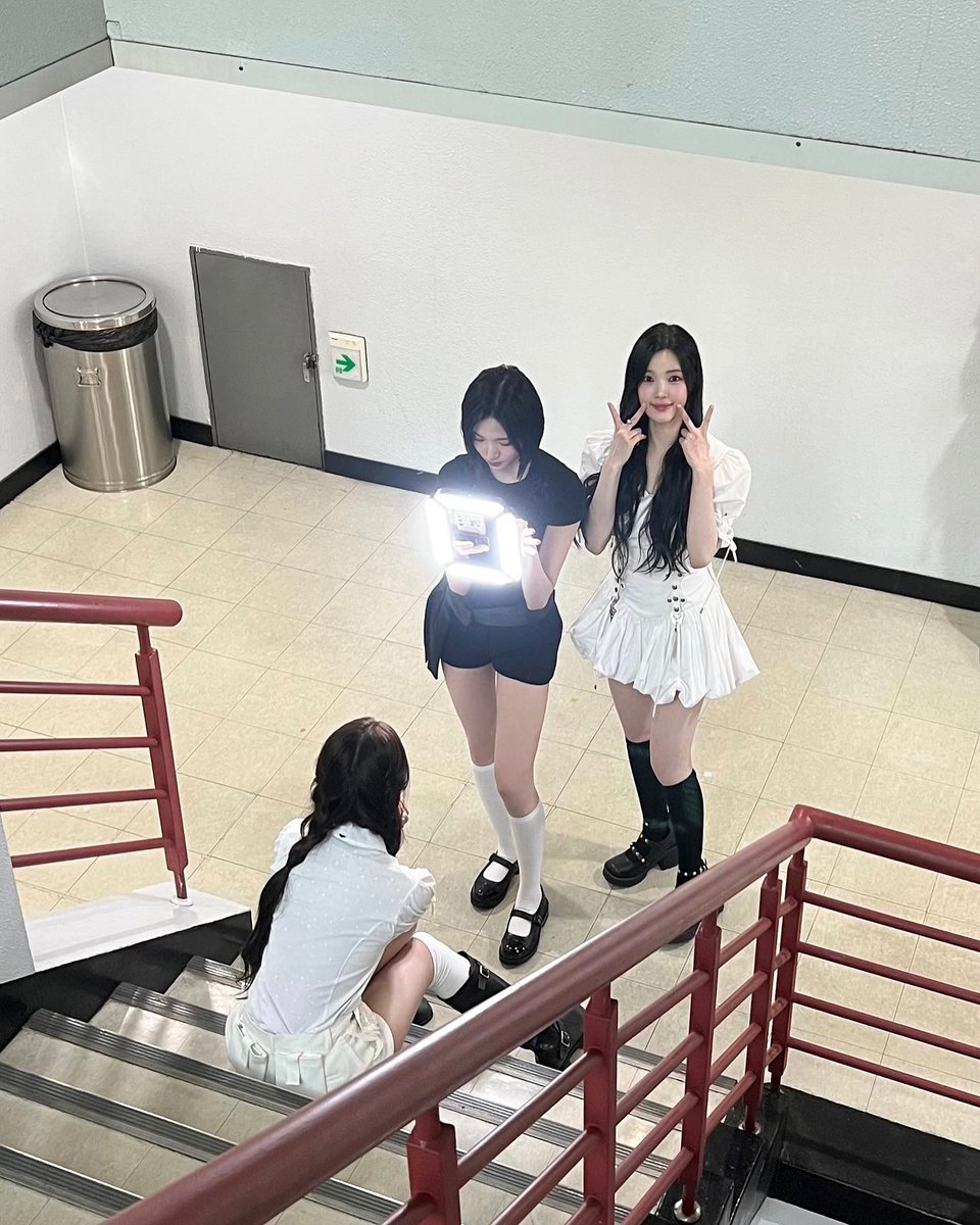 H2H_insta's tweet photo. 250410 [🌴🍓🎀] the photo queue #ChasingBackToTheChase

*⁀➷ (4/5)

#Hearts2Hearts #하츠투하츠 #H2H
#CARMEN #카르멘
#JIWOO #지우
#YUHA #유하
#TheChase #Hearts2Hearts_TheChase https://t.co/0ITeArjqBz