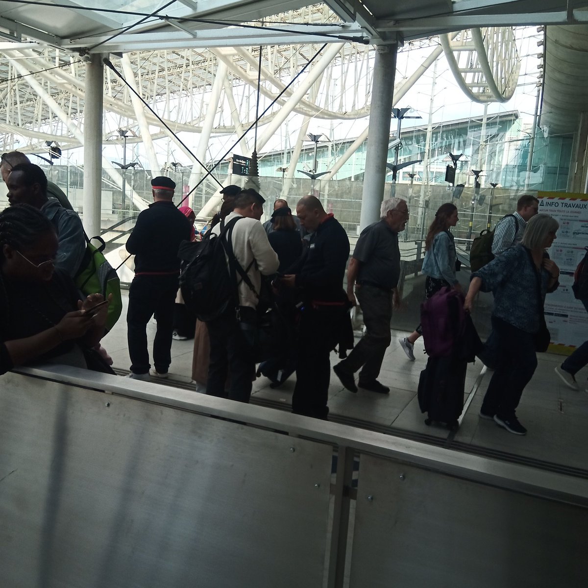 François Deletraz (@f_deletraz) on Twitter photo <a href="/vpecresse/">Valérie Pécresse</a> n'aime pas les touristes. Non contente d’avoir augmenté de 42% le tarif vers l’aéroport, elle y envoit des contrôleurs pour verbaliser les touristes en infraction car sur un même Navigo easy pas possible de mettre ticket de métro et un ticket aéroport.<a href="/IDFmobilites/">IDF Mobilités</a> <a href="/vpecresse/">Valérie Pécresse</a> n'aime pas les touristes. Non contente d’avoir augmenté de 42% le tarif vers l’aéroport, elle y envoit des contrôleurs pour verbaliser les touristes en infraction car sur un même Navigo easy pas possible de mettre ticket de métro et un ticket aéroport.<a href="/IDFmobilites/">IDF Mobilités</a>