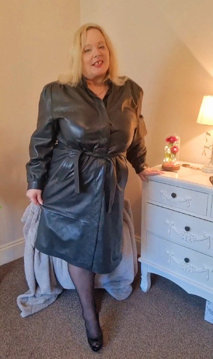 Do you like my vintage leather coat? 💋