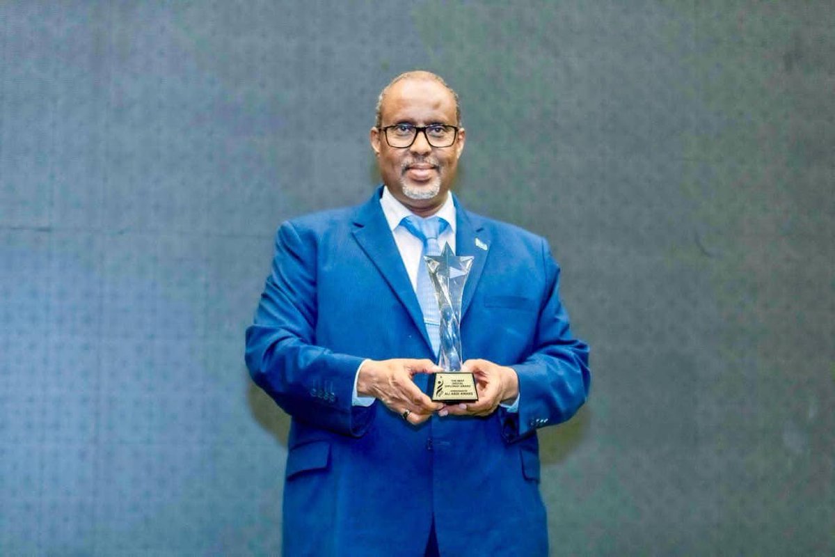 Mohamed Dek Abdalla (@mohameddekabdal) on Twitter photo Danjire <a href="/aliabdiawaare/">Amb Ali Abdi Awaare</a> oo ah safiirka Soomaaliya ee Masar ayaa ku guuleystay abaalmarinta Danjiraha Sanadka ee Somali Social Media Awards, iyadoo lagu amaanay doorkiisa muuqda ee xoojinta xiriirka istaraatijiga ah ee Soomaaliya iyo Masar. Munaasabadda ayaa abaalmarinta waxaa Danjire <a href="/aliabdiawaare/">Amb Ali Abdi Awaare</a> oo ah safiirka Soomaaliya ee Masar ayaa ku guuleystay abaalmarinta Danjiraha Sanadka ee Somali Social Media Awards, iyadoo lagu amaanay doorkiisa muuqda ee xoojinta xiriirka istaraatijiga ah ee Soomaaliya iyo Masar. Munaasabadda ayaa abaalmarinta waxaa