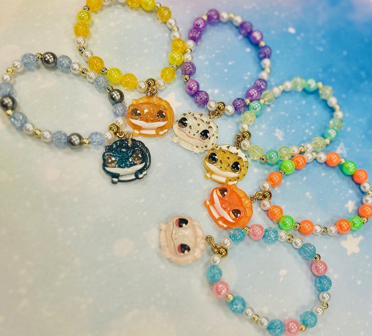 ❤️ 　　💛　　🩷
  　＼　　｜　　／　🤍
#レオパ 大好きさん必見
🩷　／　　｜　　＼　
　🖤 　　🧡　　❤️

7月9日(水)より順次
ラウンドワンの10円コーナーで
＃レオパードゲッコー の
ブレスレットやチャームが登場✨
全8モルフのレオパ達がお待ちしておりますので
お気に入り子をGETして下さい🎵