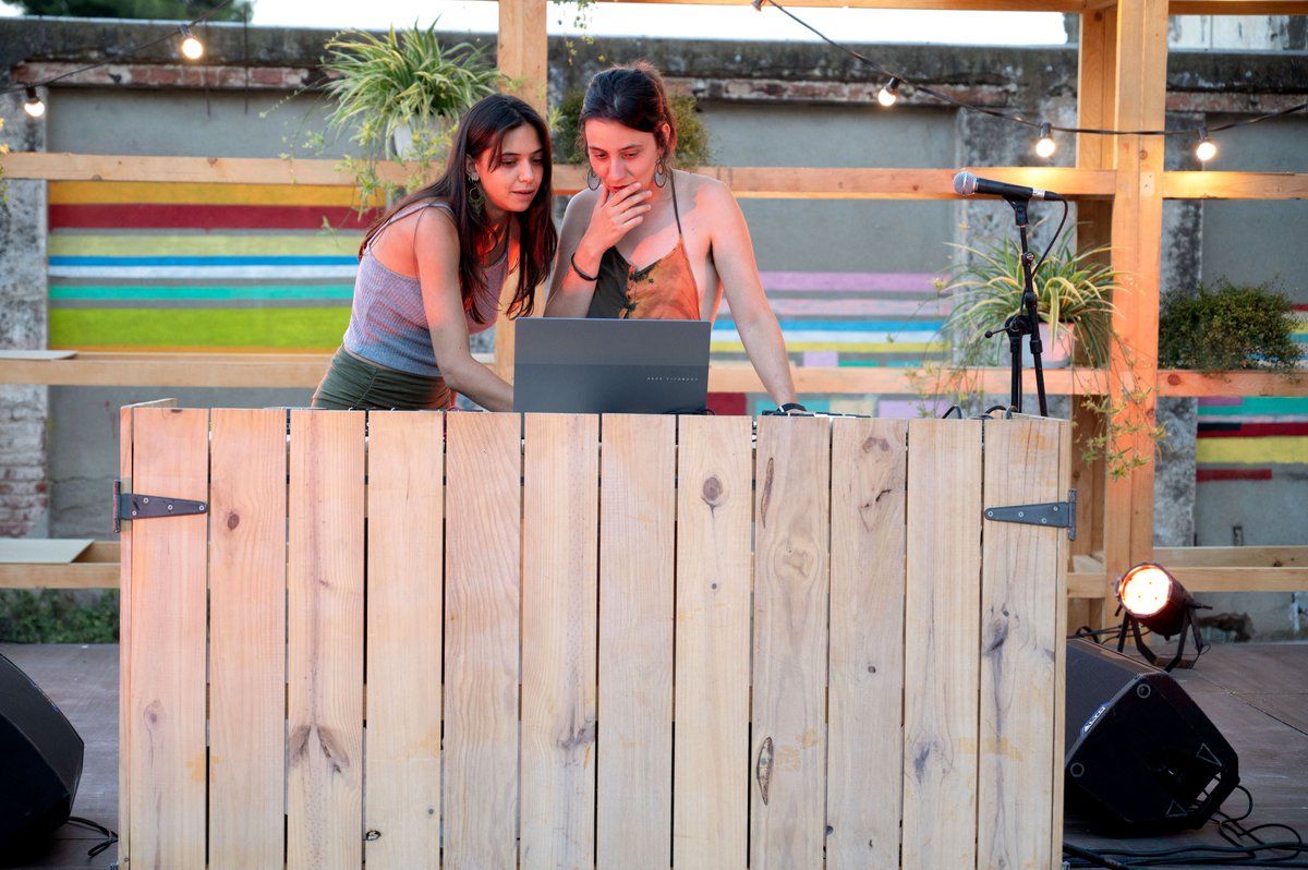 Primer dia d'Obert x vacances a Roca Umbert! ☀️
Amb l'espectacle de circ contemporani de la Cia. Joan Català, les instal·lacions artístiques de Laura Ginès Bataller i Maria Solà, música amb One Drop, food truks i molt més

Consulta tota la programació
👉 bit.ly/OxVRU