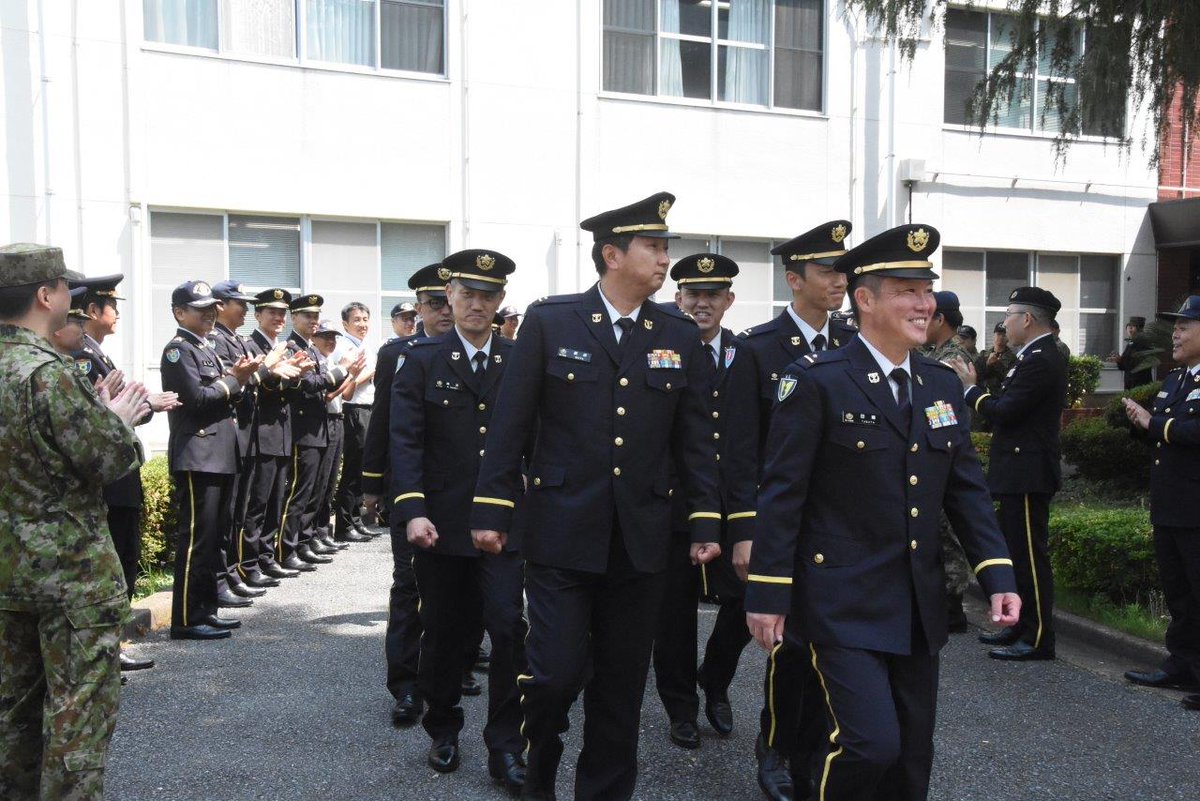 JGSDF_MatudoSta's tweet image. 【卒業式】
#需品学校 は、3尉候補者課程の #卒業式 を行いました。
豊富な経験を持つ学生たちは、約3ヶ月の教育を通じて、補給・入浴などの支援に関する知識と技能を磨き、需品科幹部としての誇りを胸に、全国の部隊へと旅立っていきました。
ご卒業おめでとうございます!
#松戸駐屯地