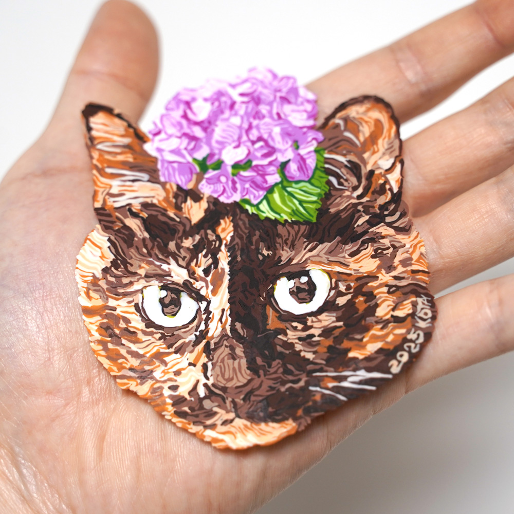「粘土で作った サビ猫さんとあじさい 完成しました!! 個性的でキレイなサビ猫さん」|西浦 康太のイラスト
