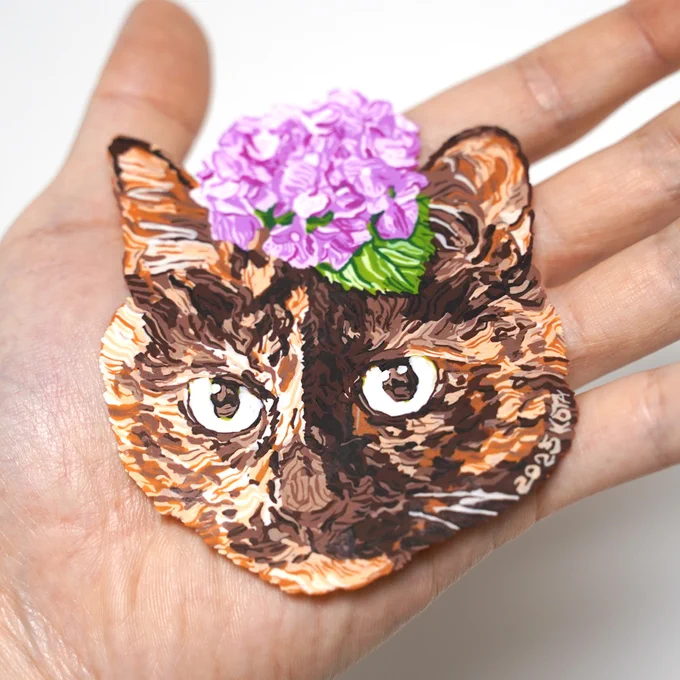 粘土で作った サビ猫さんとあじさい 完成しました!! 個性的でキレイなサビ猫さんの模様が表現出来て良かったです!! 梅雨の季節はちょっと過ぎてしまいましたが あじさいも作ってみました! #デザフェス61 #粘土 #フィモ #fimo #サビ猫 #錆び猫 #あじさい #紫陽花 #猫 #ねこ #cat #猫かわいいね