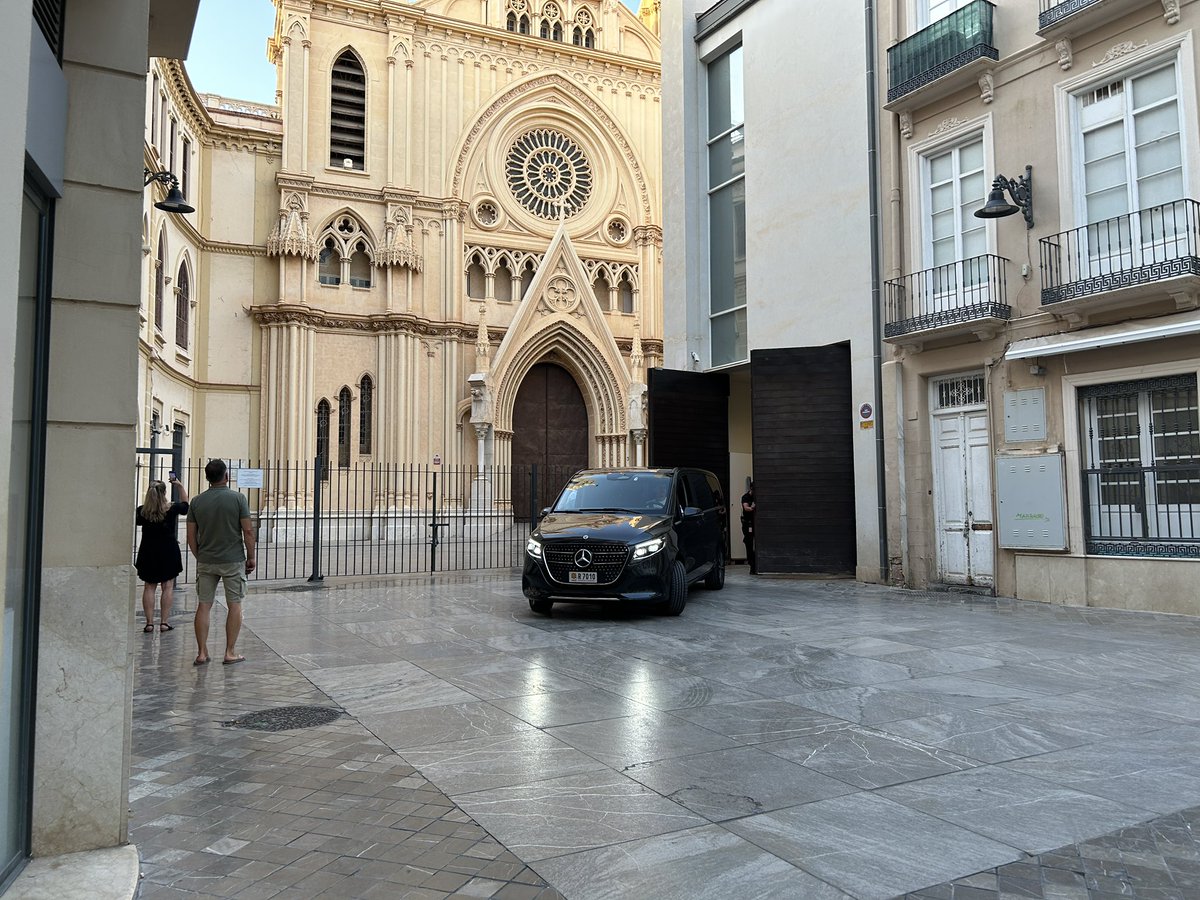 blancalisboa's tweet photo. De quién es esta furgoneta que ayer sospechosamente circulaba por una calle peatonal y le estaba esperando un vigilante para introducirlo aquí? @malaga https://t.co/7DjAj9xKeA