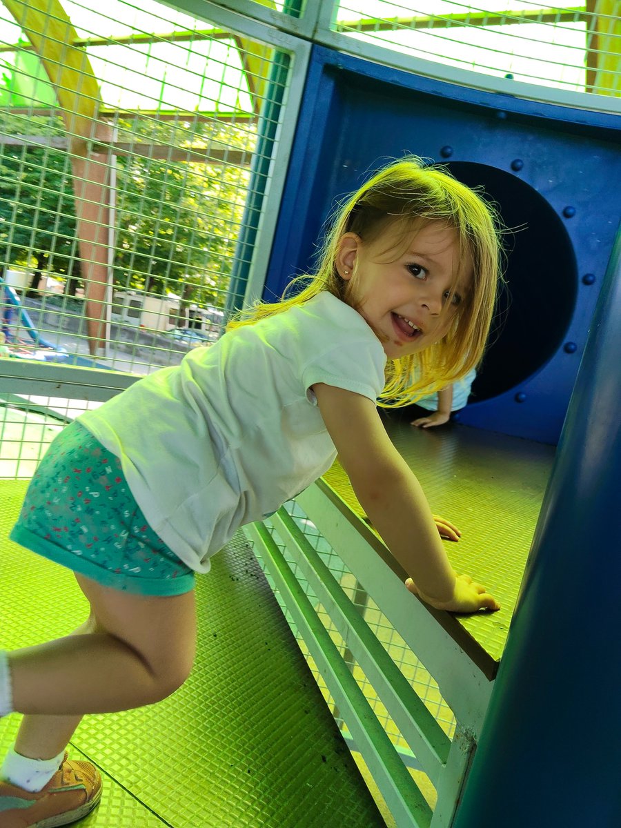 ☺️ A zer gogoa duten #esploratzeko! 2 urteko txikiek aire librean jolasteaz gozatzen dute eta pausotxoak ematen jarraitzen dute.

☺️ ¡Qué ganas tienen de #explorar! Los/as txikis de 2 años disfrutan de jugar al aire libre y siguen dando pasitos.

#Artxandape #Ikastola