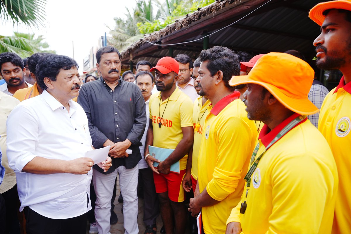 విశాఖపట్నంలోని రుషికొండ బీచ్ ను జీవీఎంసీ కమిషనర్ శ్రీ కేతన్ గార్గ్ గారు, జిల్లా కలెక్టర్ శ్రీ హరీంధిర ప్రసాద్ గారు, భీమిలి ఎమ్మెల్యే శ్రీ గంటా శ్రీనివాసరావు గారితో కలిసి సందర్శించి, తాజా అభివృద్ధి పరిస్థితులను తెలుసుకున్నాను. 

పర్యాటకులకు సురక్షితమైన, పరిశుభ్రమైన, పర్యావరణ